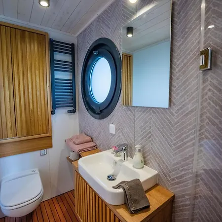 보트호텔 Wohlfuehl-hausboot Elements Woma D13