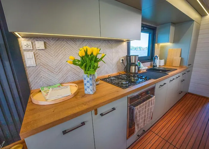 Wohlfuehl-hausboot Elements Woma D13 بوتيل